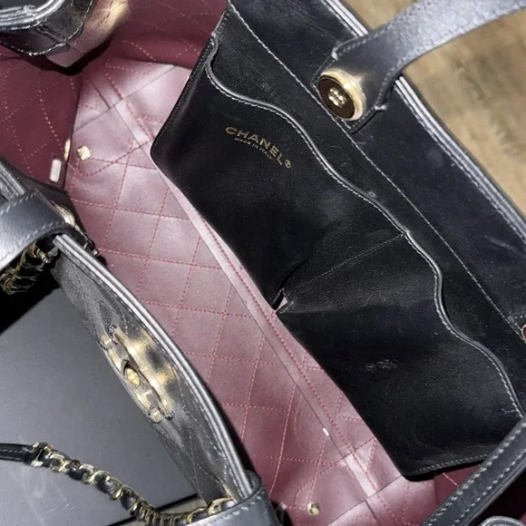 Authentic Black Calfskin Quilted Leather Shopping Bag - Picture 2 of 16